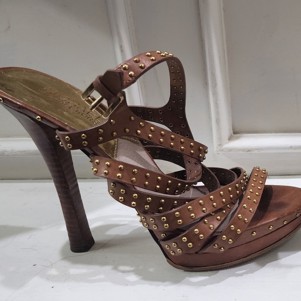 Michael Kors Studded Leather pumps
